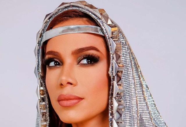 Anitta fantasiada de Cleópatra, a rainha do Egito