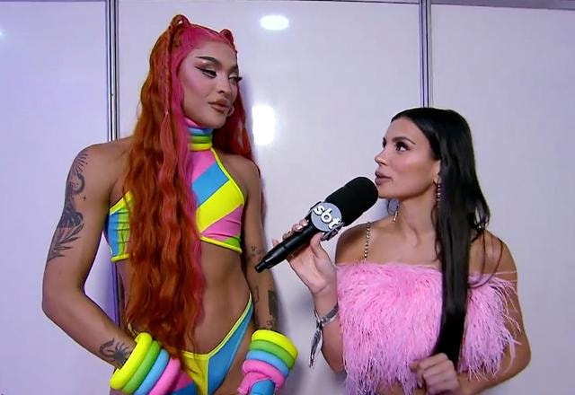 Pabllo Vittar dando uma entrevista a Gaby Cabrini