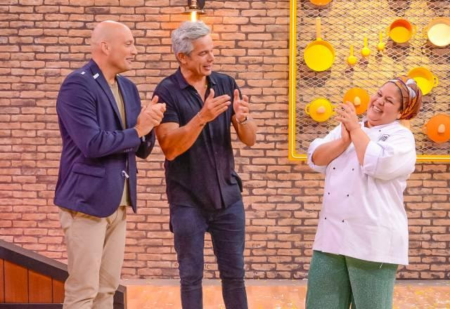 Chef Giuseppe Gerundino e Otaviano Costa parabenizam a participante Paula