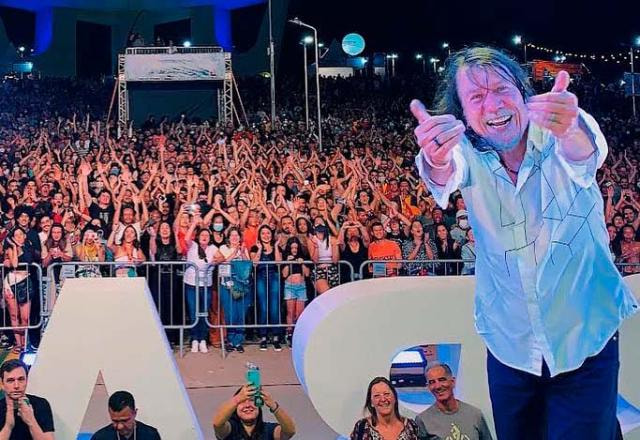 O cantor Lenine durante um show, ele olha para a câmera e chama o público, como uma selfie