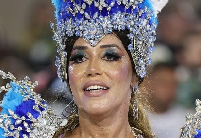 Mulher Abacaxi durante desfile do Carnaval.