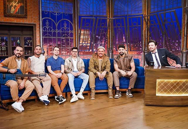 Danilo Gentili, Dilsinho e os integrantes da banda Sorriso Maroto posam juntos para foto.