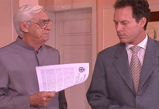basílio entregando um documento para outro homem