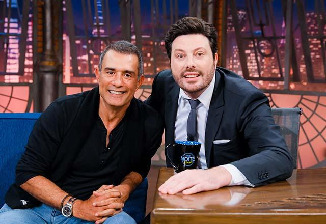 Marcos Pasquim e Danilo Gentili posam juntos para foto.