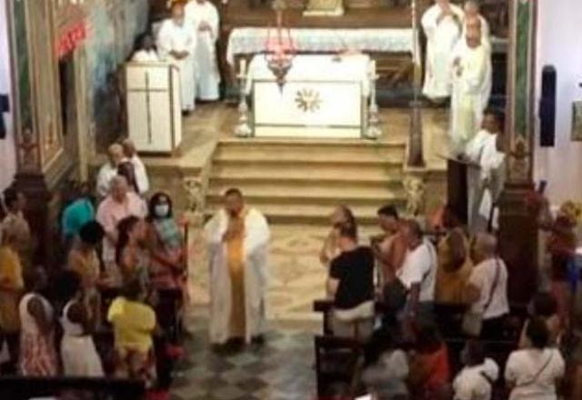 Padre e seus fiéis durante missa em Salvador