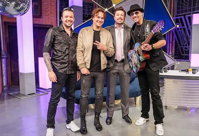 Bruno, Leandro, Danilo Gentili e Kiko posam juntos para foto.