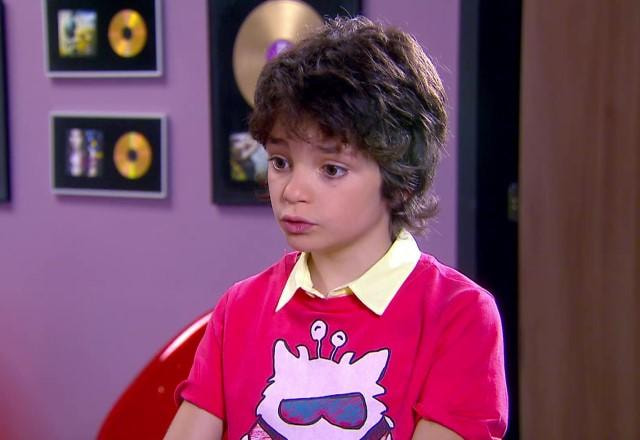 Felipe com expressão séria