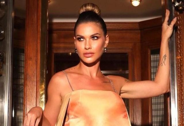 Andressa Suita posa com vestido da Loewe com cara de séria e olhando para o lado