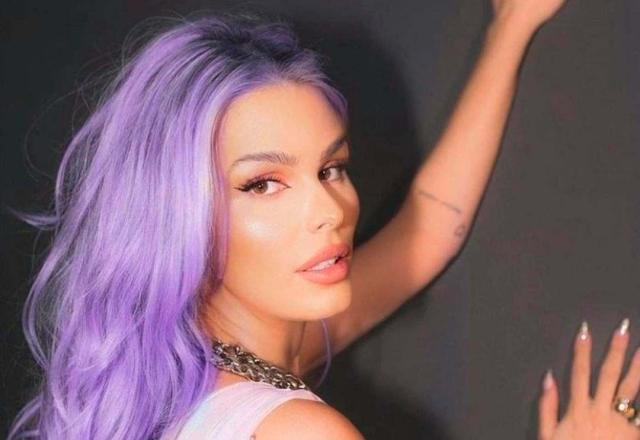 Yasmin Brunt de cabelo roxo, em ensaio fotográfico