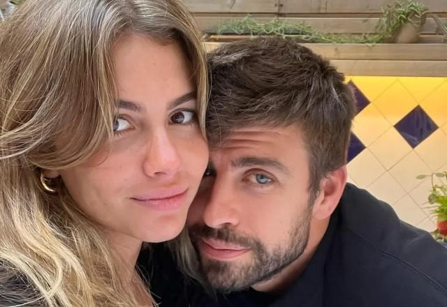 Gerard Piqué faz selfie com a namorada, Clara Chía