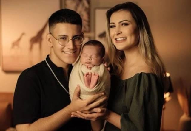 Andressa Urach posa sorrindo ao lado dos dois filhos