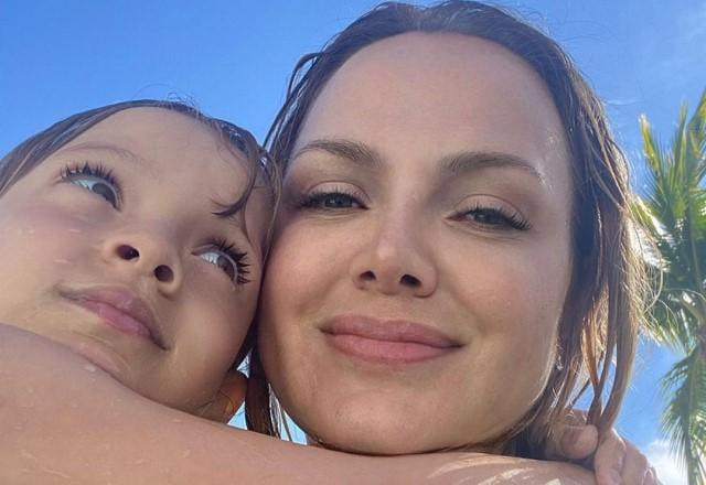 Eliana e Manuela tiram selfie abraçadas na praia