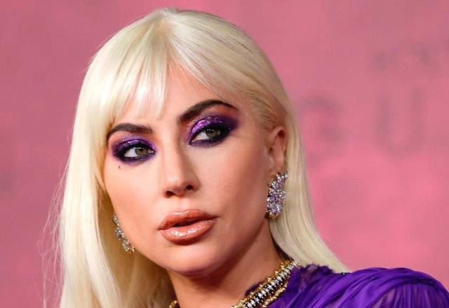 A cantora Lady Gaga posa em tapete vermelho de premiação