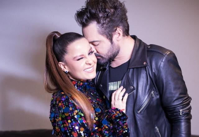 Maiara e Fernando Zor posam juntos sorrindo um para o outro