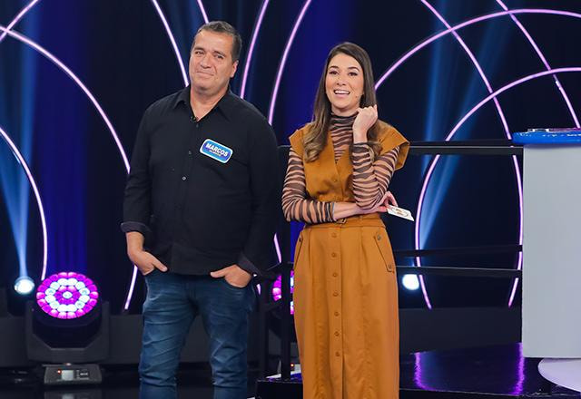 rebeca abravanel e marcos no palco do roda a roda olhando para o painel