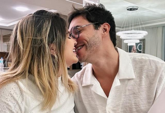Viih Tube e Eliezer trocando beijos após casamento