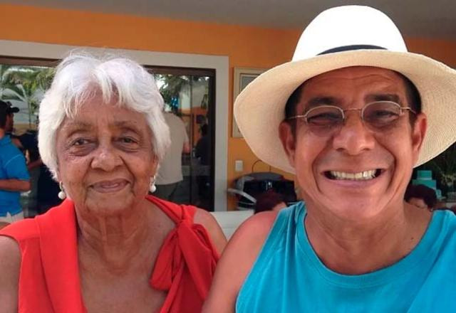 Zeca Pagodinho ao lado da mãe