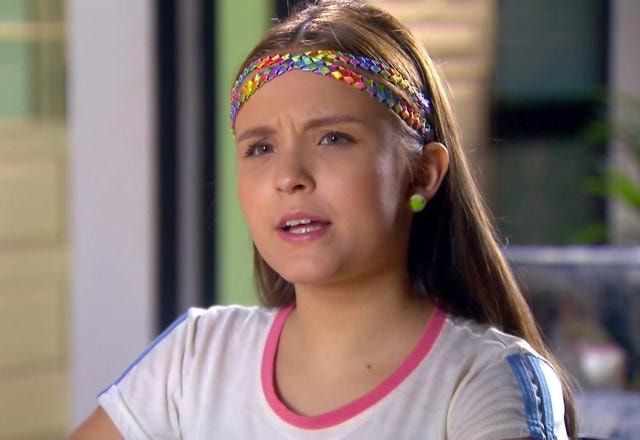 Isabela se passando por Manuela e com expressão de questionamento