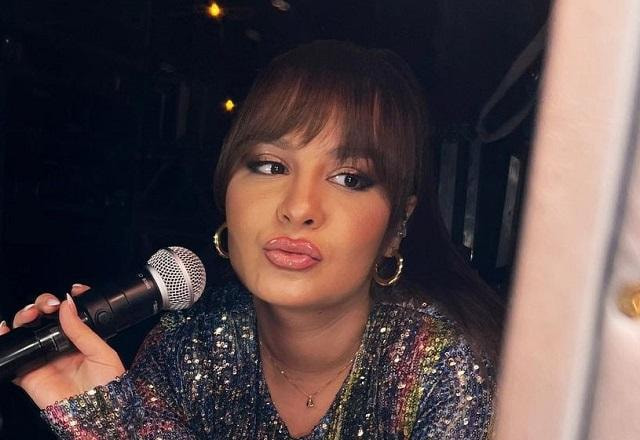 Maiara posando em frente ao espelho