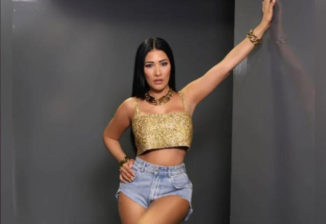 A cantora Simaria posa com top dourado em ensaio