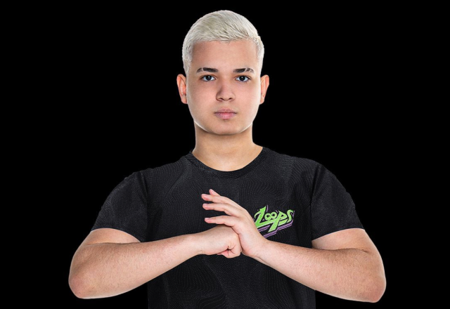 Foto de Mythic com o uniforme da Loops