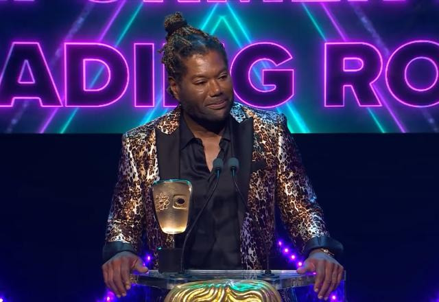 Foto de Christopher Judge na cerimônia do BAFTA Games Awards 2023