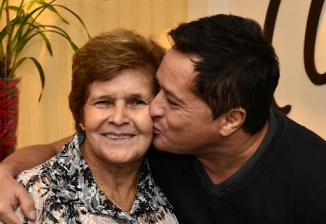 Leonardo e sua mãe, Dona Carmem