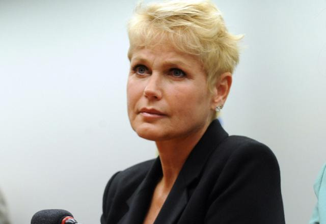 A apresentadora Xuxa posa com expressão séria