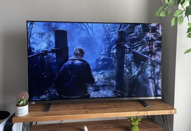 Foto de Resident Evil 4 Remake rodando na televisão de Shinji Mikami