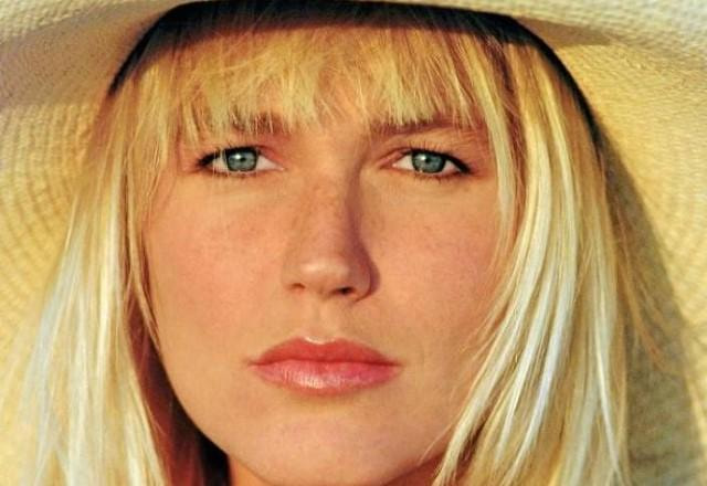 Xuxa em foto próxima e usando chapéu de palha