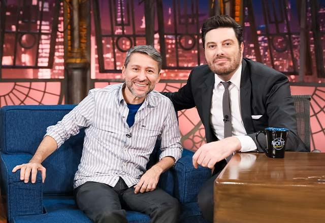 Tadeu Mello e Danilo Gentili posam juntos para foto.