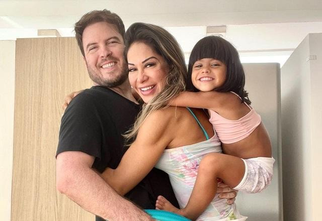 Maíra Cardi e Thiago Nigro com Sophia