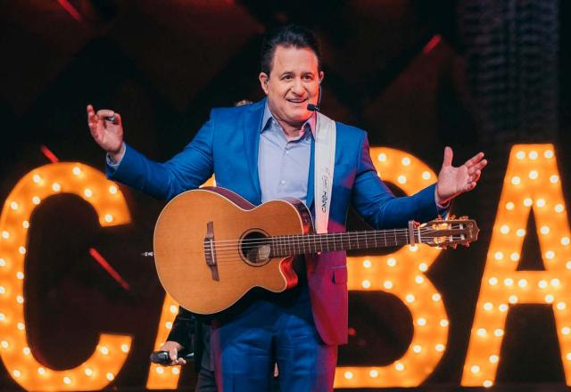 O cantor Marrone durante um show