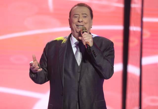 Raul Gil sorrindo no palco do Programa RaulGil