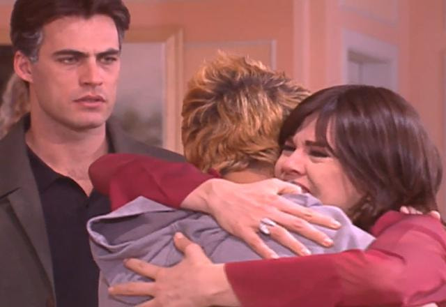 marisol abraçando um jovem e rodrigo olhando tudo