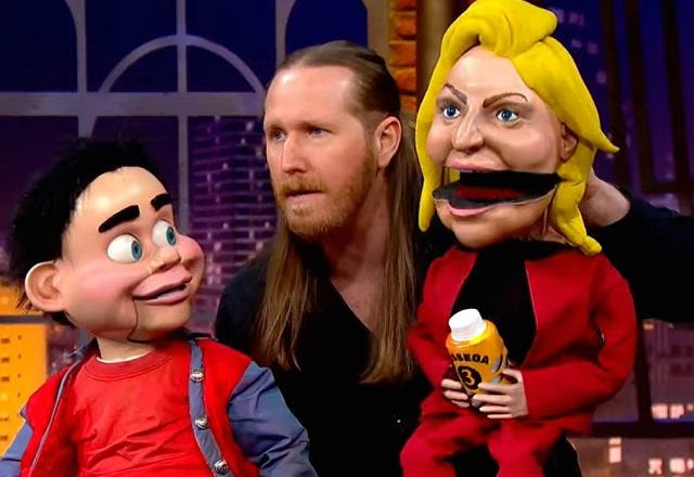 Yakko Sideratos com uma boneca da Aracy da Top Therm