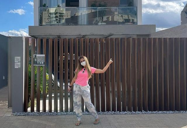 A cantora Lexa posa em frente a casa