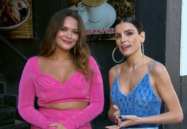 Geisy Arruda e Gaby Cabrini lado a lado e sorrindo para a câmera