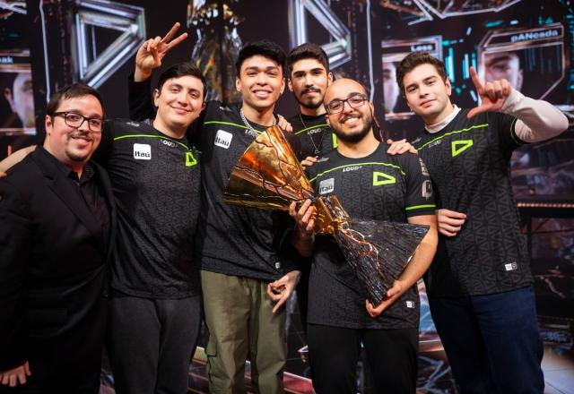 Foto da equipe da LOUD, com Sacy e pANcada, erguendo o troféu do VALORANT Champions 2022