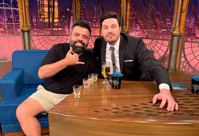 Igor 3K e Danilo Gentili posam juntos para foto.