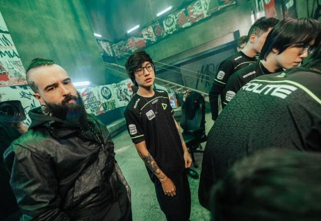 Foto da equipe de League of Legends da LOUD no Mid-Season Invitational 2023