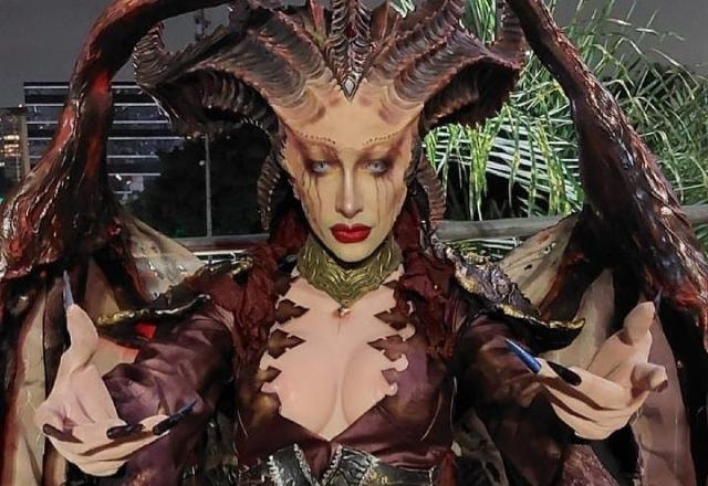 Foto da drag queen Slovakia interpretando Lilith, personagem de Diablo IV