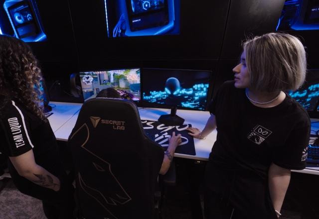 Foto de jogadoras de Valorant da Team Liquid na nova base da organização no Brasil