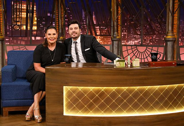 Laura Muller e Danilo Gentili posam juntos para foto.