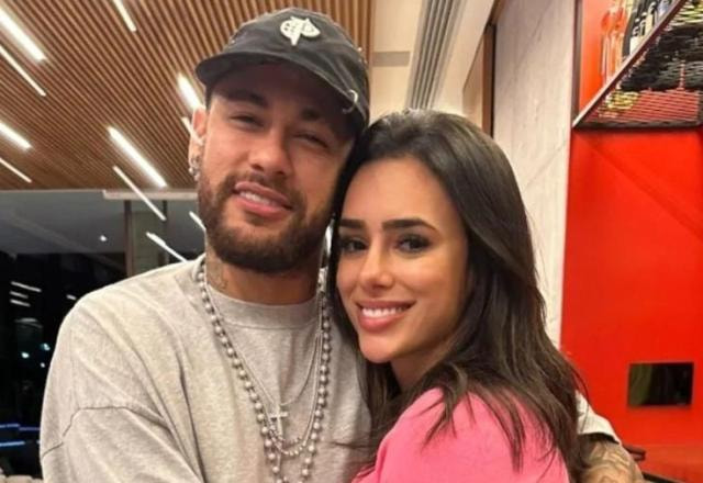 A influenciadora Bruna Biancardi posa abraçada com Neymar