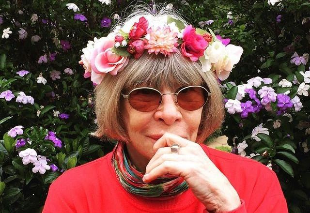 Rita Lee posa com flores na cabeça em jardim