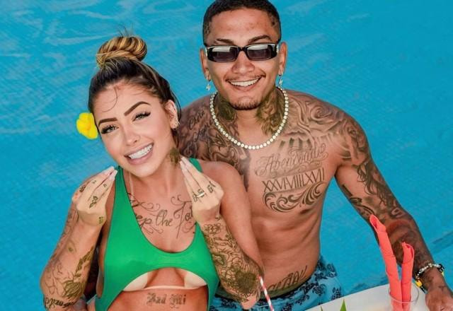 Mirella e Dynho Alves posam juntos na piscina