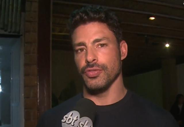 O ator Cauã Reymond conversa com o Fofocalizando