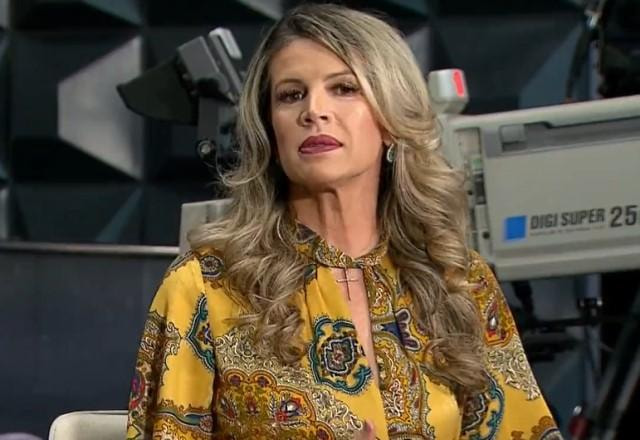 Cida Marques sentada em estúdio de TV durante entrevista ao Fofocalizando