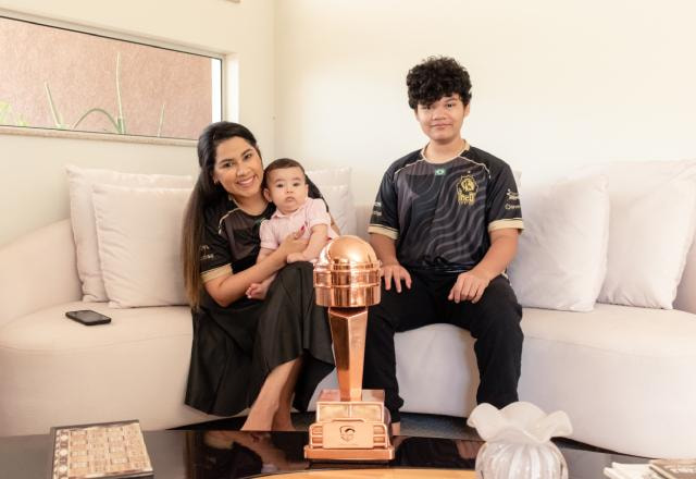 Susy Egert no homeoffice com seus filhos Pedro e a recém nascida Izabel